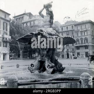 Fontana del Tritone (Triton-Brunnen) - ein Brunnen aus dem 17. Jahrhundert, der vom barocken Bildhauer Gian Lorenzo Bernini stammt. Befindet sich an der Piazza Barberini, Rom, Italien. Stockfoto