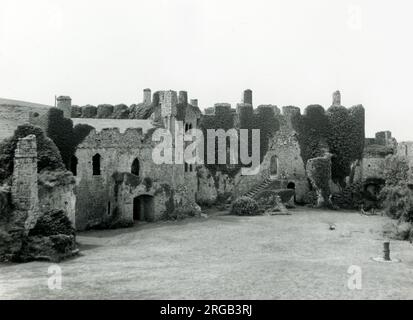 Innenhof von Manorbier Castle (Castell Maenorbyr), einer normannischen Burg in Manorbier, südwestlich von Tenby, Südwales. Stockfoto