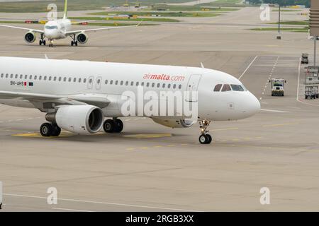 Zürich, Schweiz, 19. Mai 2023 9H-AHS Air Malta Airbus A320-214 fährt zum Flugsteig Stockfoto