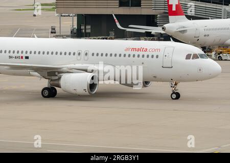 Zürich, Schweiz, 19. Mai 2023 9H-AHS Air Malta Airbus A320-214 fährt zum Flugsteig Stockfoto