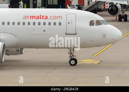 Zürich, Schweiz, 19. Mai 2023 9H-AHS Air Malta Airbus A320-214 fährt zum Flugsteig Stockfoto