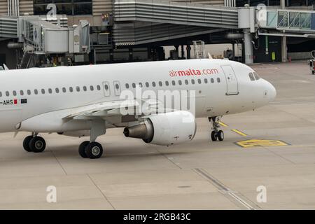 Zürich, Schweiz, 19. Mai 2023 9H-AHS Air Malta Airbus A320-214 fährt zum Flugsteig Stockfoto