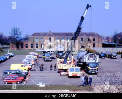 Handley Page Victor K.2 8911M (XH673) wird auf dem Paradeplatz bei RAF Marham zusammengestellt. Bedauerlicherweise wurde dieses Flugzeug 2020 trotz konzertierter Versuche, es anderswo konservieren zu lassen, verschrottet. Stockfoto