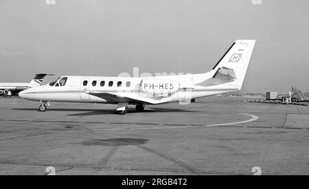 Cessna 550 Citation II PH-HES (msn 550-0020) vom Heerema Engineering Service am Flughafen London Heathrow. Stockfoto