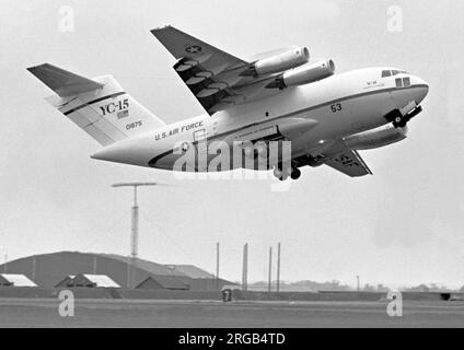 McDonnell Douglas YC-15 72-1875 „53“, gesehen auf der RAF Mildenhall, mit einem CFM International CFM56 im Triebwerkskörper Nr. 1, unterwegs von der Paris Air Show 1977, wo sie die Show mit der Serie „53“ erhalten hatte. Stockfoto