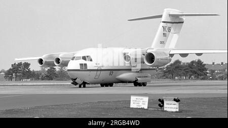 McDonnell Douglas YC-15 72-1875 „53“, gesehen auf der RAF Mildenhall, mit einem CFM International CFM56 im Triebwerkskörper Nr. 1, unterwegs von der Paris Air Show 1977, wo sie die Show mit der Serie „53“ erhalten hatte. Stockfoto