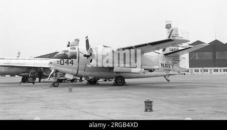 United States Navy - Grumman C-1A Trader 146044 „Miss Liberty Belle“ (msn 74), auf der USS Independence (CVA-62), gesehen bei RAF Leuchars. Gebaut für die US Navy als TF-1 Trader, wurde 1962 in C-1A Trader umbenannt. Von 1968 bis 1974 an Bord der USS Independence (CVA-62) eingesetzt. Später als N189G in das Zivilregister aufgenommen. Stockfoto