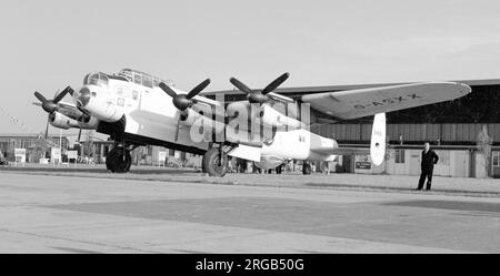 Avro Lancaster ASR.VII G-ASXX (ex NX611, ex Aeronavale), auf der Biggin Hill Air Fair im Mai 1965, kurz nach der Ankunft in Großbritannien von Tahiti. Dieses Flugzeug wird im Lincolnshire Aviation Heritage Centre, East Kirkby, in Lincolnshire (2021) wieder in den flugtauglichen Status versetzt. Stockfoto