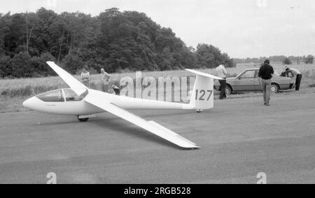 Glasflugel 206 Hornet '127', bei einem regionalen Gleitflugwettbewerb in den 1980er. Die Standard-Class Hornet war eine Weiterentwicklung des Club Libelle, mit der Luftbremsen mit Hinterkante eingeführt wurden. Stockfoto