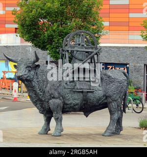 Die Vision von Saint Gwynllyw oder der Bell Carrier. Skulptur von Sebastian Boyesen. Gwynllyw ist der Schutzpatron von Newport. Aufgenommen 2023. Stockfoto