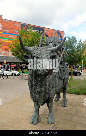 Die Vision von Saint Gwynllyw oder der Bell Carrier. Skulptur von Sebastian Boyesen. Gwynllyw ist der Schutzpatron von Newport. Aufgenommen 2023. Stockfoto