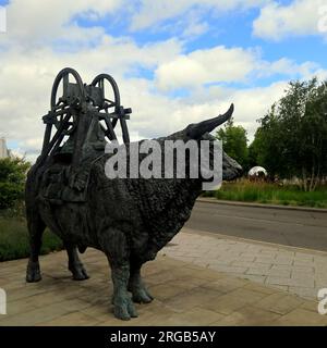 Die Vision von Saint Gwynllyw oder der Bell Carrier. Skulptur von Sebastian Boyesen. Gwynllyw ist der Schutzpatron von Newport. Aufgenommen 2023. Stockfoto