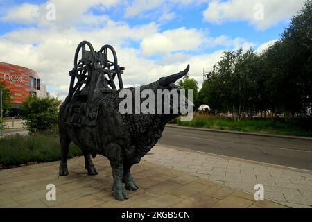 Die Vision von Saint Gwynllyw oder der Bell Carrier. Skulptur von Sebastian Boyesen. Gwynllyw ist der Schutzpatron von Newport. Aufgenommen 2023. Stockfoto