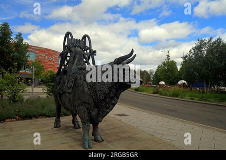 Die Vision von Saint Gwynllyw oder der Bell Carrier. Skulptur von Sebastian Boyesen. Gwynllyw ist der Schutzpatron von Newport. Aufgenommen 2023. Stockfoto