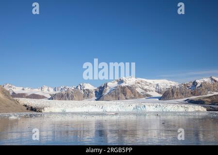 Fjortende Julibreen / 14. Juli Gletscher, der im Sommer in Krossfjorden abkalbt, Haakon VII Land, Spitsbergen / Svalbard, Norwegen Stockfoto