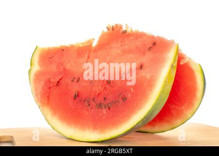 Zwei Scheiben saftige Wassermelone auf einem hölzernen Küchenbrett, Makro, isoliert auf weißem Hintergrund. Stockfoto