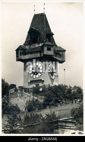 Der Uhrturm, ein Wahrzeichen auf einem Hügel aus dem 13. Jahrhundert, mit einem Garten und Panoramablick auf den Schlossberg, Graz, Österreich. Stockfoto