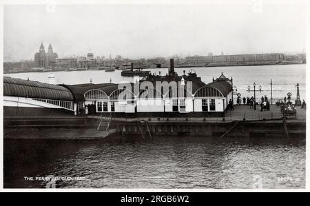 Vom Fährhafen - Birkenhead, Merseyside - Blick über den Fluss Mersey in Richtung Liverpool Waterfront und die 'Three Graces' mit dem unverwechselbaren Liver Building auf der linken Seite. Stockfoto