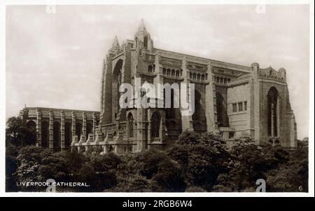Liverpool Cathedral - Liverpool, Merseyside. Die Kathedrale basiert auf einem Design von Giles Gilbert Scott und wurde zwischen 1904 und 1978 erbaut. Zu der Zeit, als dieses Foto gemacht wurde, waren die Lady Chapel, der Chancel, ein Ambulatorium, Kapitelhaus und Viehzucht fertiggestellt. Stockfoto