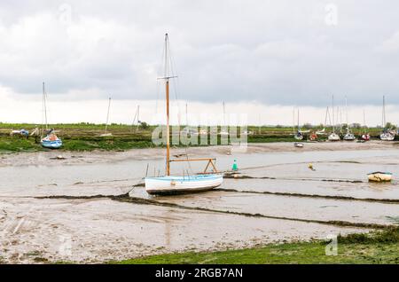 Boote bei Ebbe im Tollesbury Wick Nature Reserve, nahe Maldon, Essex, England Stockfoto