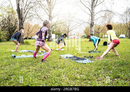 Generationenübergreifende Frauen, die im Freien trainieren, mit Stadtpark im Hintergrund - gesundes und fröhliches Lifestyle-Konzept Stockfoto