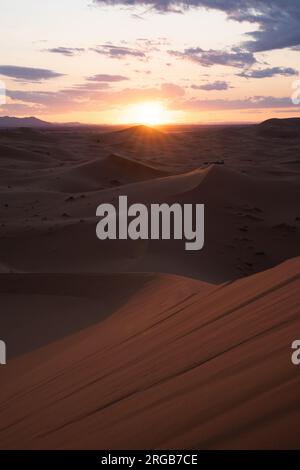 Sahara Marokko: Majestätische Wüstenlandschaft mit goldenen Dünen, fesselnden Landschaften und einem bezaubernden Erlebnis unter dem Sternenhimmel der Wüste Stockfoto