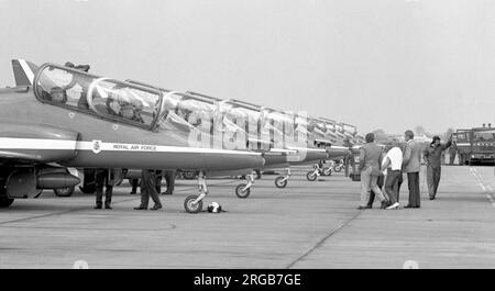 Royal Air Force - Red Arrows BAE Hawk T.1s bei der RAF Wattisham im Jahr 1983, betankt und mit einigen Besuchern. Stockfoto