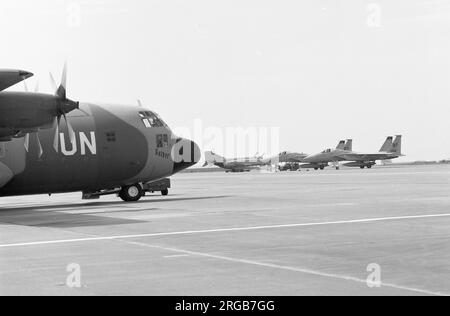 Royal Norwegian Air Force / United Nations - Lockheed C-130H Hercules 954 „Balder“, wird 1984 bei der RAF Wattisham für eine Mission zur Unterstützung der Vereinten Nationen geladen. Mit einem RAF Phantom FGR.2 und einigen Besuchen der United States Air Force F-15 Eagles vom Bitburg Air Force Base in Deutschland. Stockfoto