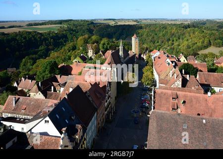 Burgtor / Schlosstor und Herngasse von der Spitze des Rathauses / Rathaus, Rothenburg ob der Tauber, Franken / Franken, Bayern / Bayern, Deutschland Stockfoto