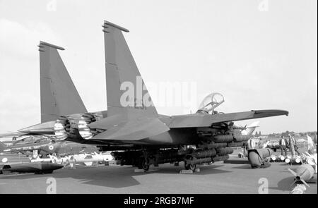 McDonnell Douglas F-15E Strike Eagle 71-0291 (msn 0012/B002) auf der 1980 SBAC Farnborough Airshow am 6. September 1980. Erbaut als zweiter TF-15A, erster Flug am 18. Oktober 1973 und Neubenennung F-15B-4-MC. 1979 in den Hughes/McDD Private Venture F-15E Strike Eagle Prototyp umgewandelt; ein Programm, das ursprünglich als F-15DRF (Duel Role Fighter) bekannt war. Im Mai 1991 wurde das Flugzeug als privates McDD-Unternehmen mit der Inschrift â??F-15RTD Peek Eagle versehen. Das Flugzeug wurde mit einer Mittellinieneinheit mit Aufklärungsausrüstung und einer Datenverbindung ausgestattet und getestet. An die Alsalam Aircraft Co, Riad, Saudi A Stockfoto