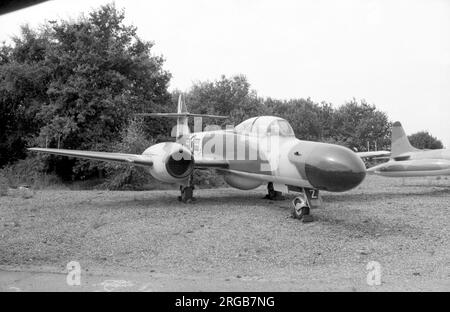 (Ex Royal Air Force) - Gloster Meteor NF(T).14 WS788 'Z', erhalten in den Farben der Geschwader Nr.152, im Yorkshire Air Museum, Elvington, York. Dieses Flugzeug wurde von einem Standard NF.14 zum Navigatortrainer NF(T).14 umgebaut, für die Flugschule Nr. 2 auf Thorney Island und später für die Schule Nr. 1 in Stradishall. Stockfoto