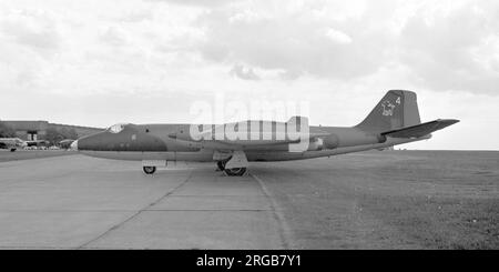 Royal Air Force - English Electric Canberra E.15 WH964 ' 4' (msn SH1689), vom 98. Geschwader, bei RAF Cottesmore. Die Canberra E.15s waren Umbauten von B.15 Aufklärungs-Bombern, um das britische Luftverteidigungs-Radarsystem zu kalibrieren, indem sie genaue Kurshöhe und Geschwindigkeit flogen, damit Techniker die Radare einstellen konnten, Stockfoto