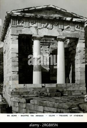 Die Athener Schatzkammer in Delphi wurde von den Athenern errichtet, um Hingabe und Votivopfer ihrer Stadt und der Bürger für das Heiligtum von Apollo zu beherbergen. Die gesamte Schatzkammer einschließlich ihrer skulpturellen Dekoration ist aus Parianischem Marmor erbaut. Befindet sich direkt unter dem Tempel des Apollo entlang der heiligen Straße. Stockfoto