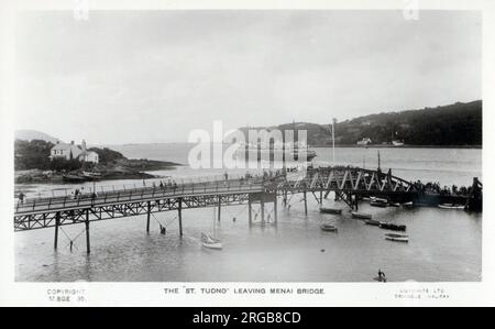 Steamship TS St Tudno von Liverpool and North Wales Steamship Company (LNWSC), ein Unternehmen für Vergnügungsfahrten mit Sitz in Liverpool. 1963 als Schrott verkauft. Er verlässt die Menai Bridge Jetty. Stockfoto