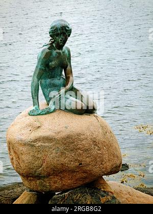 Kopenhagen, Dänemark - die berühmte Statue der kleinen Meerjungfrau aus dem Jahr 1913 auf einem Felsen am Eingang des Kopenhagener Hafens, Symbol der dänischen Hauptstadt, inspiriert Stockfoto