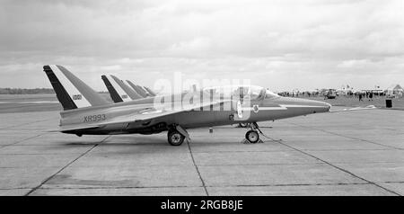 Red Arrows - Hawker Siddeley Gnat T.1 XR993, vom Aerobatikteam der Royal Air Force, auf dem Vorfeld mit anderen Teamflugzeugen, auf der Biggin Hill Air Fair 1968, im Mai 1968. Stockfoto