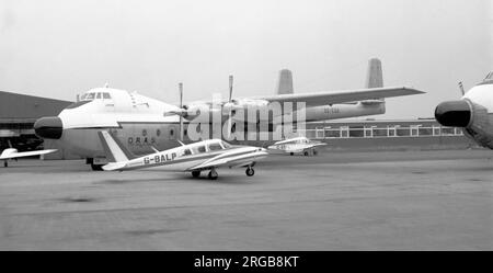 (Ex Royal Air Force) Armstrong Whitworth AW.650 Argosy T.2 9Q-COA „Jason“ (msn 6791, ex XR136) von O.R.A.S. (Otrag Range Air Services) am Flughafen East Midlands, im November 1977. Nach dem Wegfall der Rolle von Argosy C.1 aus dem Frachttransport wurde beschlossen, 14 Argosies als Navigationstrainer für das RAF Training Command zu ändern, um die Vickers Varsity zu ersetzen. Nur zwei Flugzeuge wurden vollständig auf Argosy T.2 umgestellt (XP447 und XR136), bevor das Programm durch Kürzungen der Verteidigungsausgaben annulliert wurde. Als das T.2-Programm abgebrochen wurde, wurde die abgeschlossene XR136-Umwandlung an O.R.A. verkauft, die bereitstellen Stockfoto