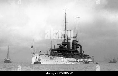 Royal Navy - HMS Swiftsure, das führende Schiff des vor-Dreadnought-Schlachtschiff der Swiftsure-Klasse, verlegt. Ursprünglich bekannt als Constitución, von der chilenischen Marine bestellt, aber vom Vereinigten Königreich gekauft als Teil der Beendigung des argentinisch-chilenischen Wettrüstens. Im britischen Dienst wurde Swiftsure zunächst der Binnenflotte und den Kanalflotten zugewiesen, bevor sie 1909 auf die Mittelmeerflotte übertragen wurde. Sie trat 1912 wieder der Home Fleet bei und wurde 1913 in die Station East Indies versetzt, um dort als ihr Flaggschiff zu fungieren. Nach Beginn des Ersten Weltkriegs im August 1914 begleitete Swiftsure Truppe C. Stockfoto