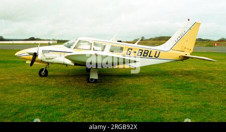 Piper PA-34-200 Seneca G-BBLU (msn 34-7350271). Stockfoto