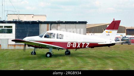 Piper PA-28-161 Cadet G-BXTZ (msn 2841181), von Bournemouth Commercial Flight Training, am Flughafen Hurn. Stockfoto