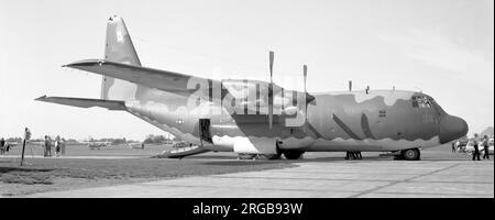 United States Air Force - Lockheed C-130B-LM Hercules 58-0732 (msn 282-3527) des 313. Truppenflügels am Luftwaffenstützpunkt Forbes bei Topeka in Kansas, am 1. Oktober 1967. (58-0732 stürzte bei Evansville, IN, während eines simulierten Triebwerkausfalls am 6. Februar 1992 ab und tötete alle 5 an Bord und weitere 11 am Boden). Stockfoto