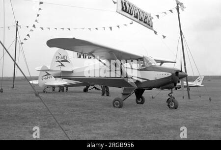 Piper PA-22-160 Tri-Pacer Ei-AKY (msn 22-6689), am Flugplatz Fairoaks für die C.S.E. Aviation Sales Weekend am 26-27. September 1959. Stockfoto