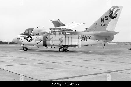 United States Navy - Lockheed S-3A Viking 159387 (msn 394A-1023, Einheitencode „NS“, Rufzeichen „207“) von VS-29, Naval Air Station North Island, in San Diego Bay. 159387 wurde zum „Navy 1“, als sie Präsident George W. Bush am 1. Mai 2003 zur USS Abraham Lincoln transportierte. Sie wurde am 25. September 2003 entlastet und befindet sich jetzt im National Museum of Naval Aviation, Pensacola, Florida. Stockfoto