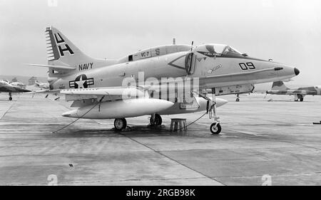 United States Navy - Douglas A-4F Skyhawk 155017 (msn 13833, Einheitencode 'UH', Rufzeichen '09'), von VC-7, Marineflugstation Miramar. Stockfoto