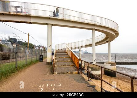 Gypsy Bridge (Curly Bridge) – eine spiralförmige Fußgängerbrücke, die die Eisenbahnlinie in Leigh on Sea, Essex, England, überquert Stockfoto