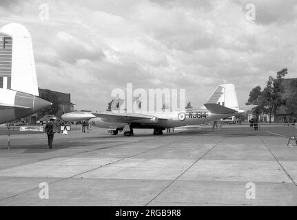 Royal Air Force - English Electric Canberra B.2 WJ814 „M“, von Nr. 37 Staffel, mit Sitz bei RAF Cottesmore, für Radarkalibrierung der britischen Air Defence Ground Environment. Stockfoto