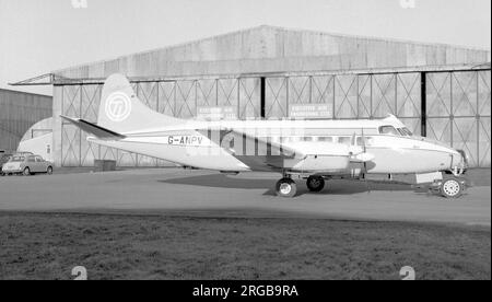 De Havilland DH.114 Heron 2D G-ANPV (msn 14098), of Tube Investments, am Flughafen Coventry im Dezember 1966. Stockfoto