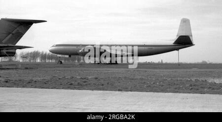 De Havilland DH.106 Comet 2 7610M (msn 06006, ex G-ALYT), der Prototyp Comet 2, auf dem Flugplatz von RAF Halton. Dieses Flugzeug flog am 28. Mai 1959 nach Halton, das einen relativ kleinen Grasflugplatz hat. Stockfoto