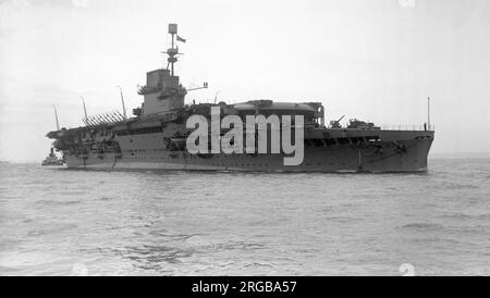 Royal Navy - HMS Courageous, ein Flugzeugträger (früher Kampfkreuzer). HMS Courageous war das führende Schiff ihrer Klasse aus drei Kampfverbrechern, die während des Ersten Weltkriegs für die Royal Navy gebaut wurden. Das Schiff wurde zur Unterstützung des von First Sea Lord John Fisher geförderten baltischen Projekts entworfen und war sehr leicht gepanzert und mit nur wenigen schweren Waffen bewaffnet. Courageous wurde Ende 1916 fertiggestellt und hat den Krieg auf Patrouille in der Nordsee verbracht. Sie nahm an der zweiten Schlacht von Helgoland im November 1917 Teil und war anwesend, als die deutsche Hochseeflotte ein Jahr später kapitulierte. Mutige wa Stockfoto