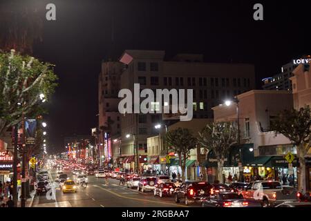 Hollywood, Kalifornien, USA. 5. September 2015. Nach Westen auf einem belebten Hollywood Blvd. In Hollywood an einem Samstagabend. (Kreditbild: © Ian L. SITREN/ZUMA Press Wire) NUR REDAKTIONELLE VERWENDUNG! Nicht für den kommerziellen GEBRAUCH! Stockfoto